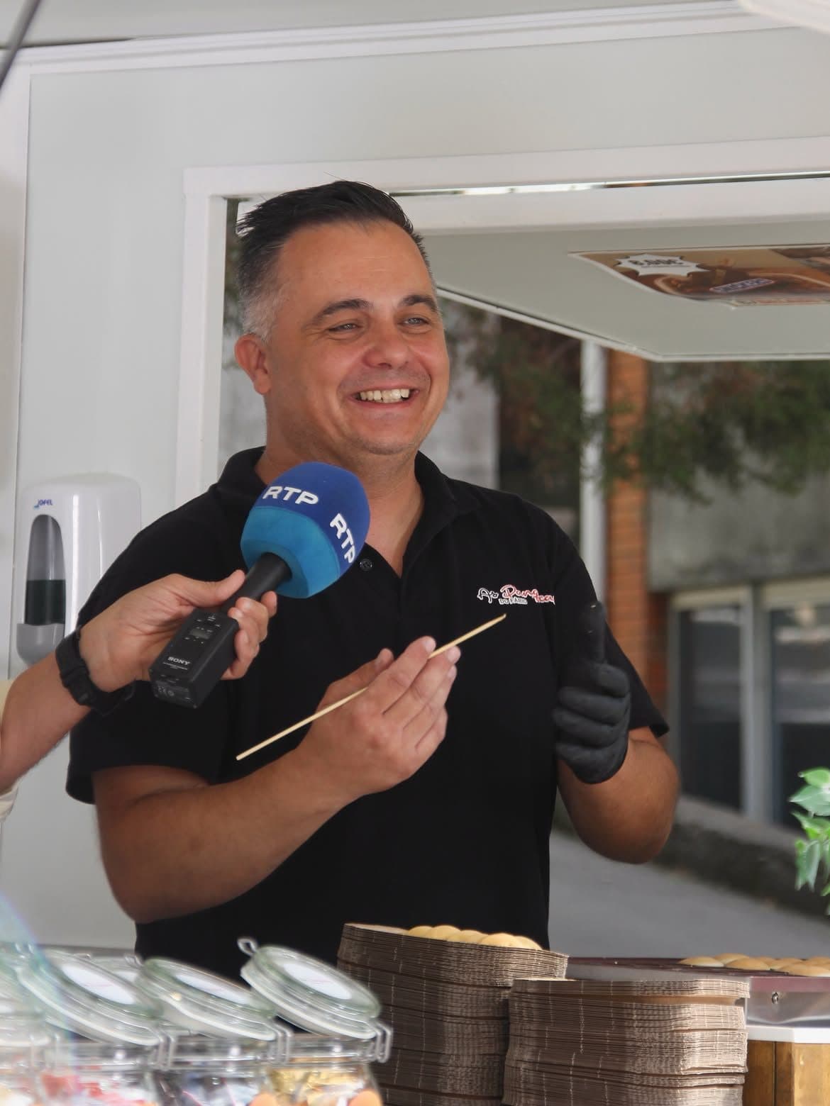 Fábio a ser entrevistado pela RTP dentro da roulotte
