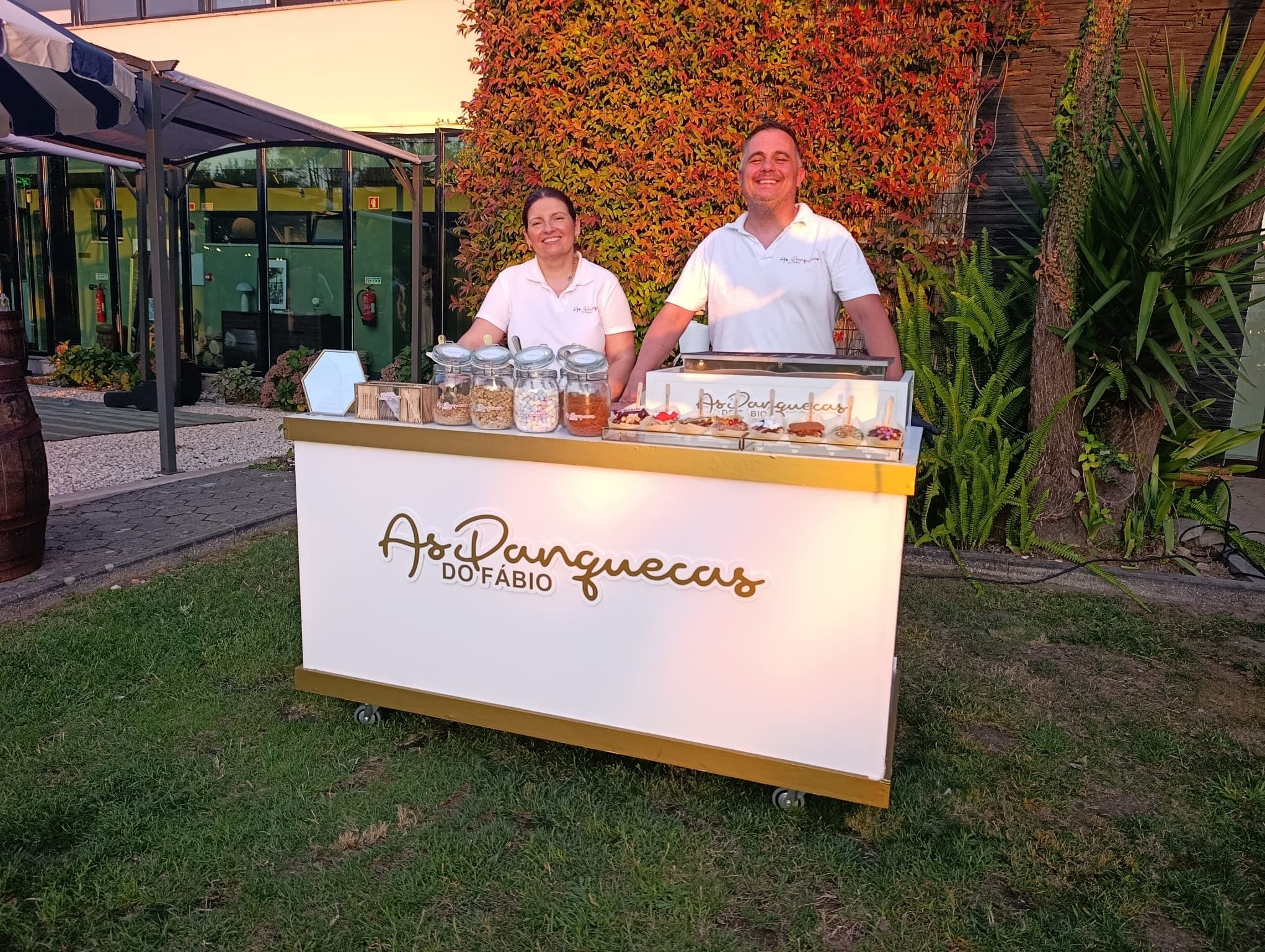 Roulotte das Panquecas do Fábio montada num casamento, com jarras de toppings sobre o balcão